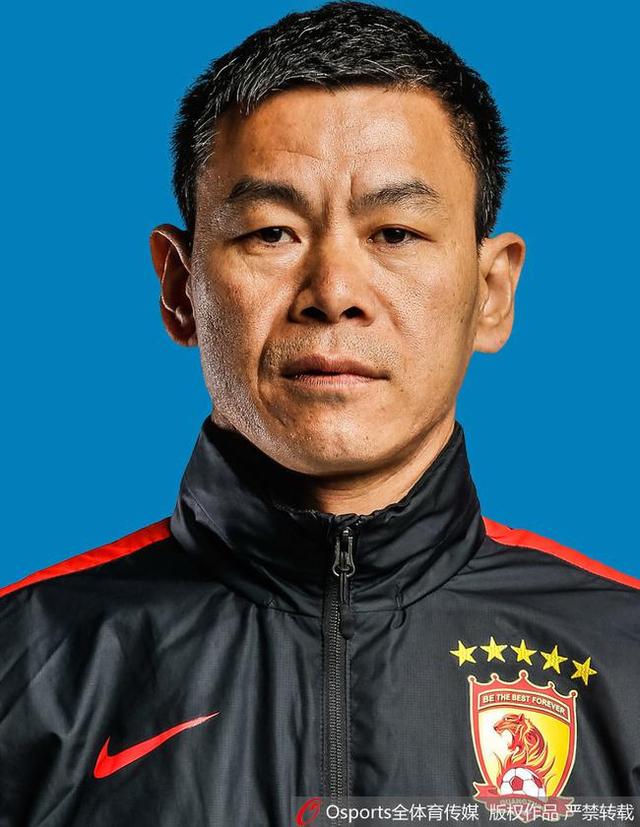 因此他们对故事进行了一些艺术加工，迅龙，就像文学作品和克莱顿的小说中所描写的那样，是一种身高不超过五到六英尺的动物，但由于影片中这种∨快速奔跑、食肉凶猛的禽兽是故事中的主要反角，因此斯皮尔伯格们决定将这种恐龙身高增加一半。